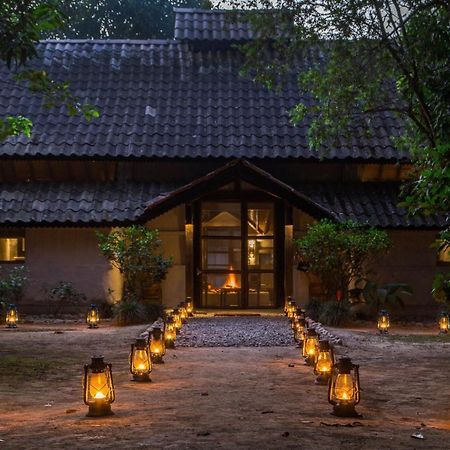 Tiger Tops Tharu Lodge Chitwan Exterior photo