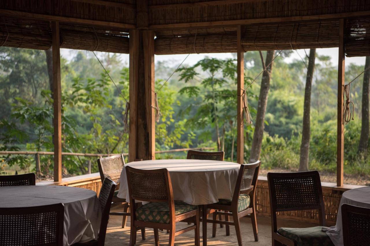 Tiger Tops Tharu Lodge Chitwan Exterior photo
