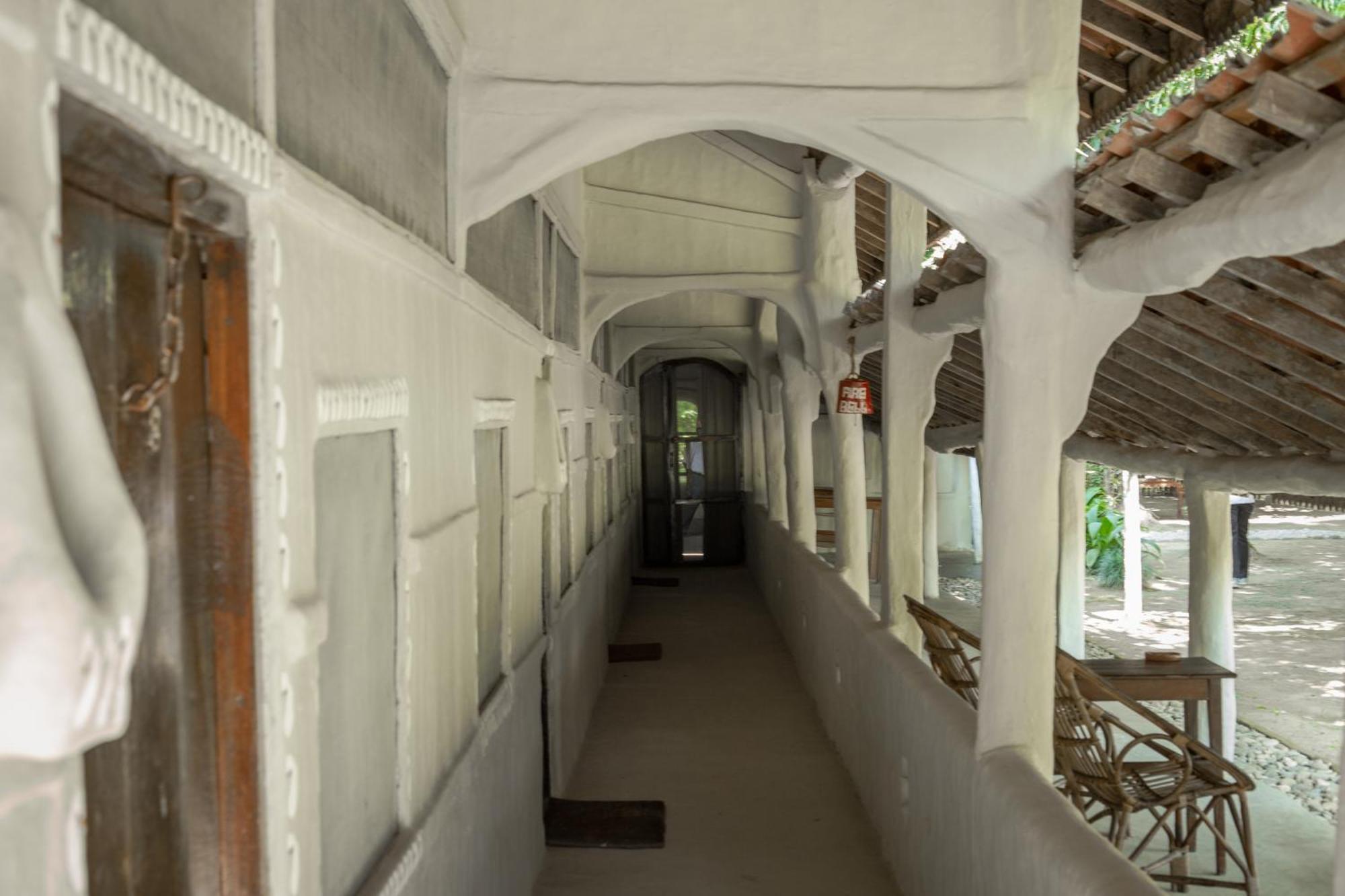 Tiger Tops Tharu Lodge Chitwan Exterior photo