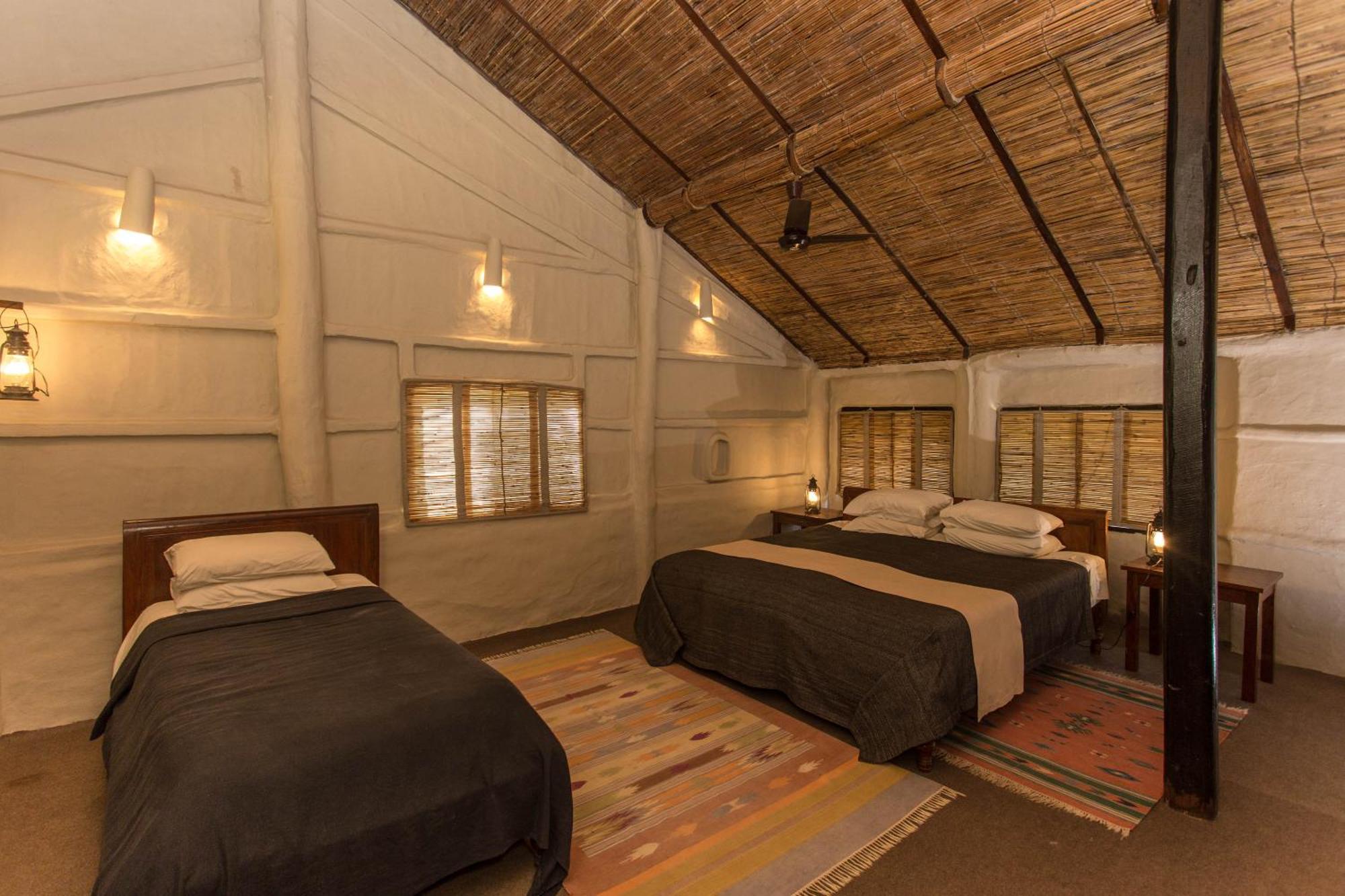 Tiger Tops Tharu Lodge Chitwan Exterior photo
