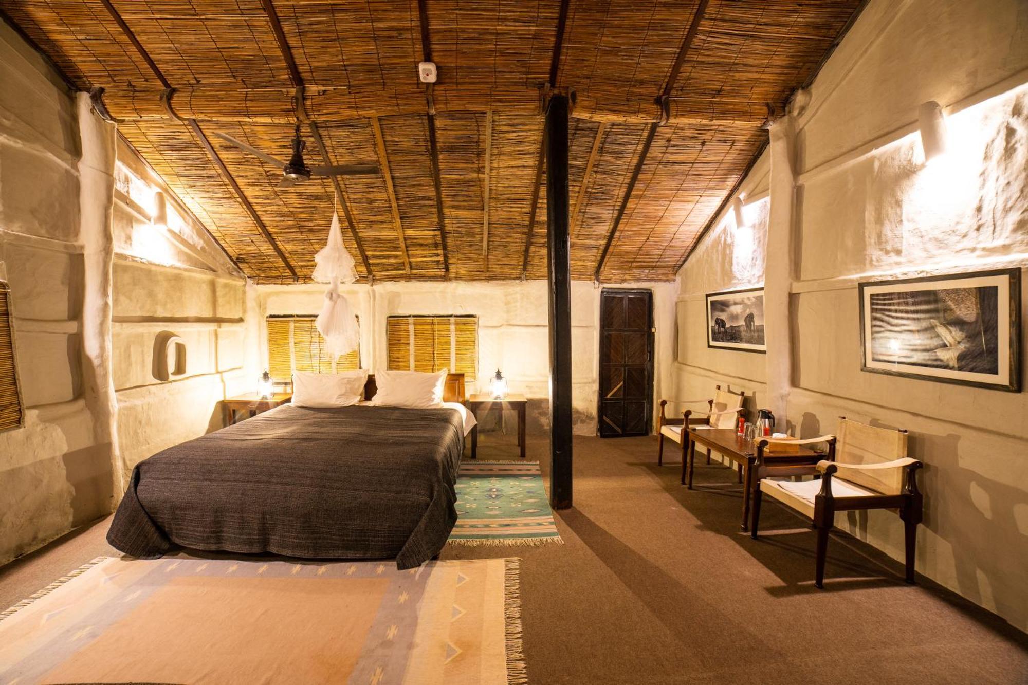 Tiger Tops Tharu Lodge Chitwan Exterior photo