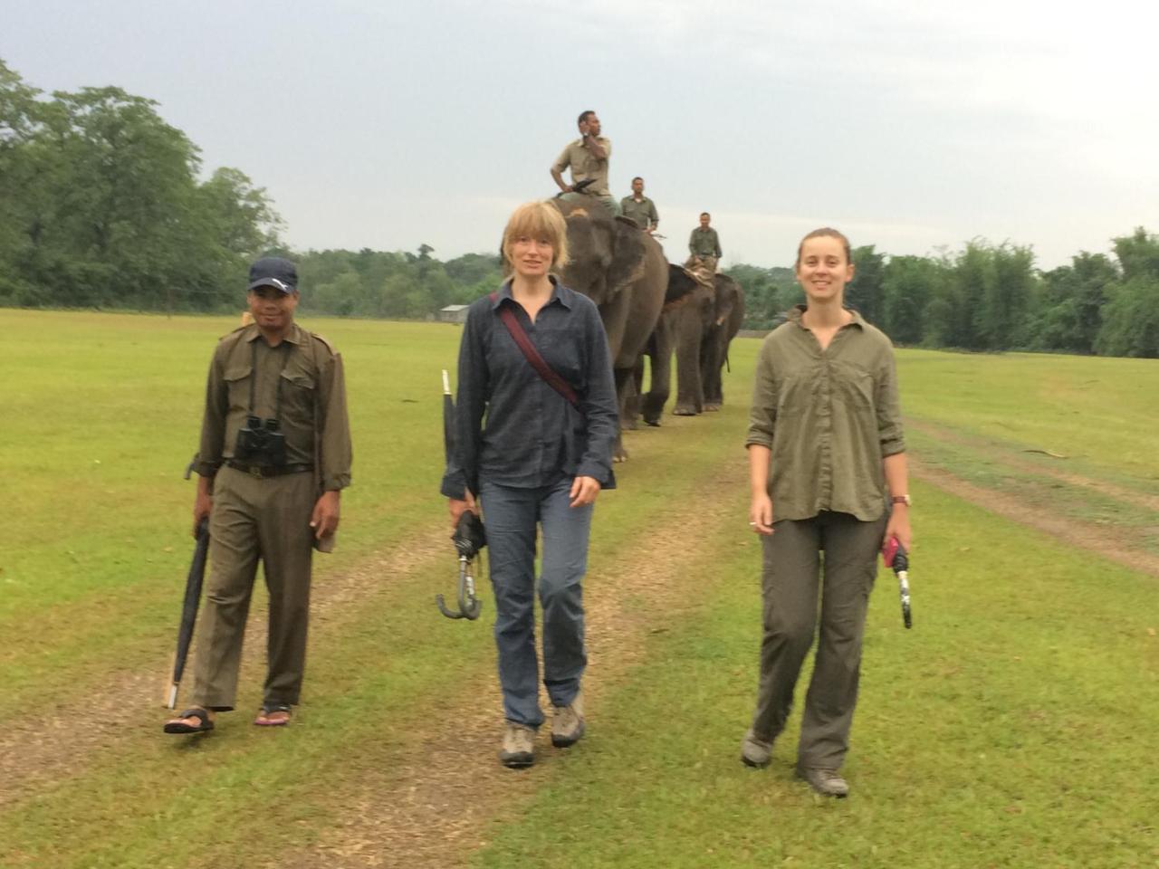 Tiger Tops Tharu Lodge Chitwan Exterior photo