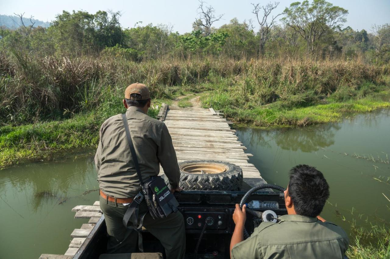 Tiger Tops Tharu Lodge Chitwan Exterior photo