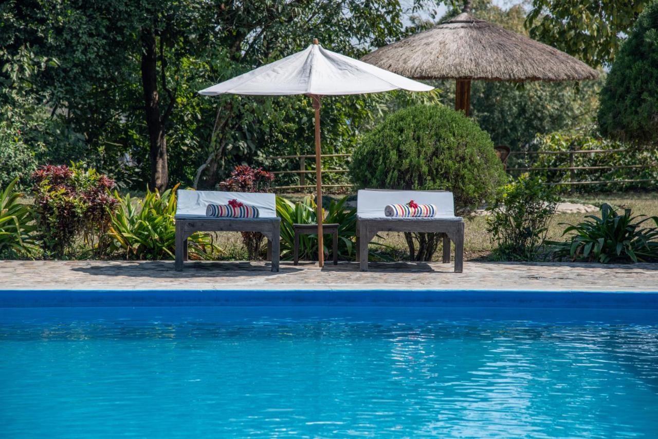 Tiger Tops Tharu Lodge Chitwan Exterior photo